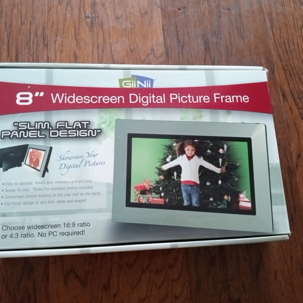 NEW IN BOX GiiNii 8" Widescreen Digital Picture Frame.